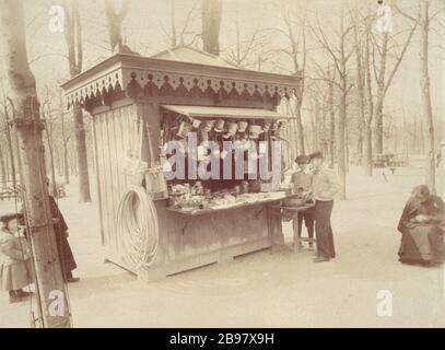 LUSSEMBURGO GIARDINO Marchande de jouets dans le jardin du Luxembourg. Parigi (circondario di VIème), vers 1900. Photographie d'Eugène Atget (1857-1927). Parigi, musée Carnavalet. Foto Stock