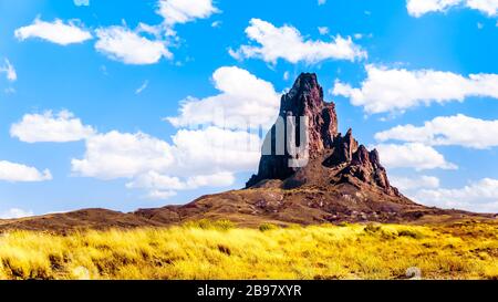 Le aspre vette di El Capitan e Agathla Peak torreggiano sul paesaggio desertico a sud della Monument Valley Foto Stock