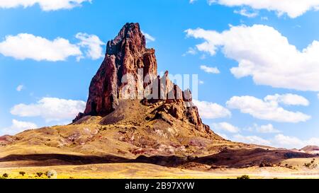 Le aspre vette di El Capitan e Agathla Peak torreggiano sul paesaggio desertico a sud della Monument Valley Foto Stock