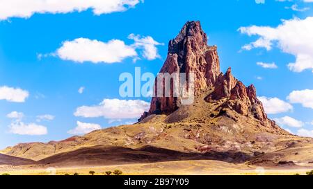 Le aspre vette di El Capitan e Agathla Peak torreggiano sul paesaggio desertico a sud della Monument Valley Foto Stock
