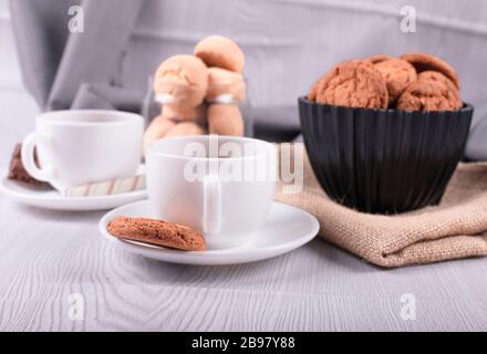 Due tazze di tè con biscotti e cioccolato Foto Stock