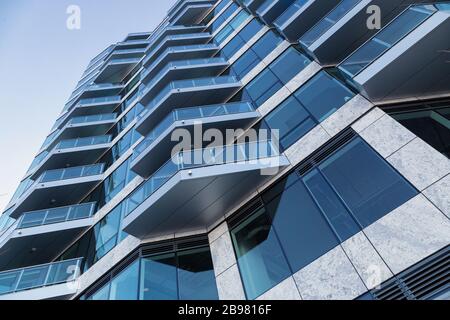 Una vista in prospettiva dell'edificio blu Foto Stock