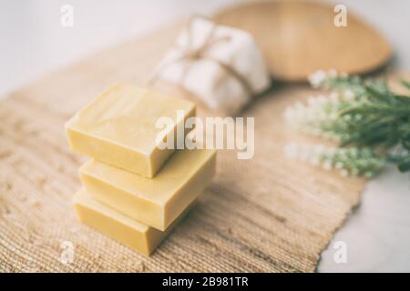 Fai da te sapone fatto a mano naturale olio d'oliva bars fatto a casa di saponi facile da fare con aromi di lavanda da oli essenziali, su fondo ramie texture Foto Stock