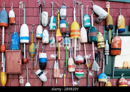 Boe di pesca di aragoste in legno appese al muro Foto Stock