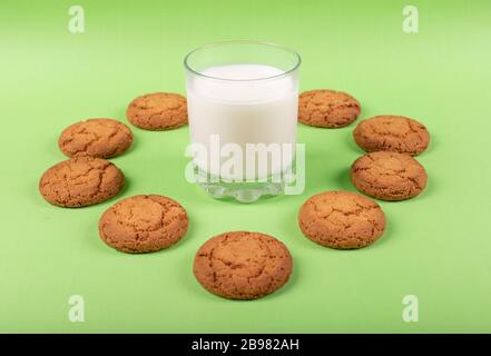 Biscotti a forma di cuore con una tazza di latte al centro Foto Stock