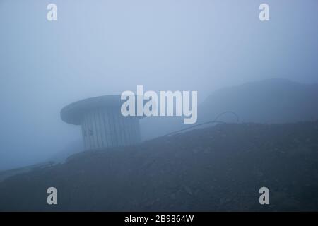 bobina di legno nella nebbia Foto Stock