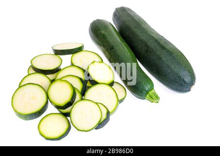 Le zucchine tagliate a fette su sfondo bianco come elemento di design del pacchetto. Foto studio Foto Stock