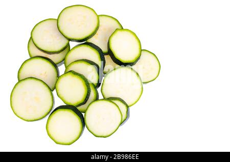 Le zucchine tagliate a fette su sfondo bianco come elemento di design del pacchetto. Foto studio Foto Stock