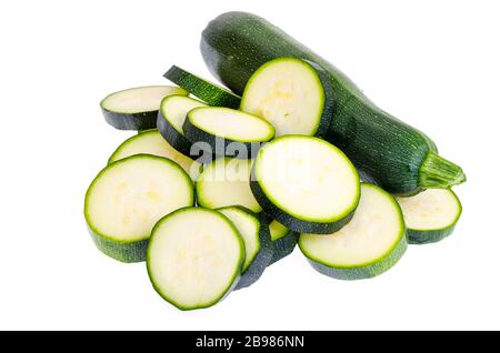 Le zucchine tagliate a fette su sfondo bianco come elemento di design del pacchetto. Foto studio Foto Stock