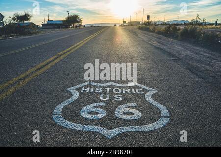 Storico segnale dell'autostrada US Route 66 su asfalto Foto Stock