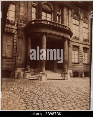 Hotel Conflans / Rue de l'Universite 24. Court Senneterre Hotel (Conflans Hall, Ministero dell'industria), 4 rue de l'Université, 7 ° arrondissement, Parigi 'Cour de l'hôtel de Senneterre ou hôtel de Conflans, Ministère de l'industrie, 4 rue de l'Université, Parigi (VIIème arr.)'. Photographie d'Eugène Atget (1857-1927). Tirage papier albuminé. Parigi, musée Carnavalet. Foto Stock