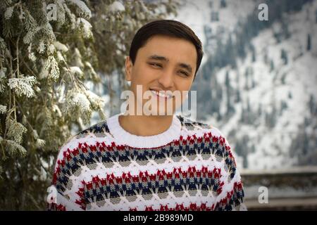 giovane asiatico e maglione invernale Foto Stock