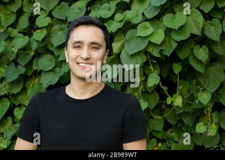 Giovane asiatico con t-shirt nera Foto Stock