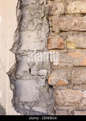 Frammento di un vecchio muro di mattoni. Sfondo, struttura in mattoni. Foto studio Foto Stock