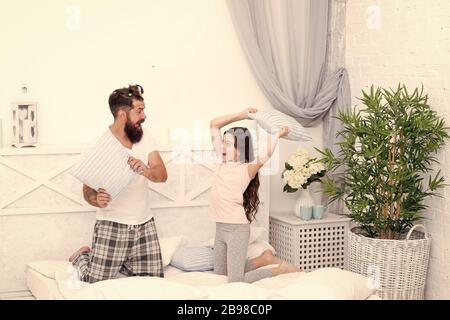 Energica e positiva. Figlia energico e padre il gioco del gioco. Pillow Fight. La famiglia felice energetico dell'umore. Stare energica fino in profondità nella notte. Foto Stock