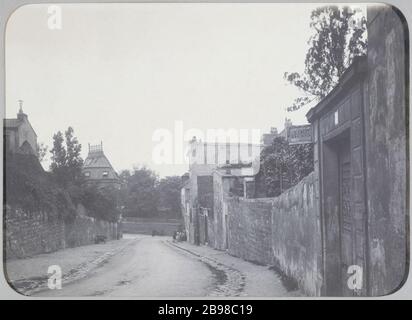 LA VECCHIA MONTMARTRE le vieux Montmartre : le bas de la rue de l'Abreuvoir. Parigi (XVIIème arr.), maggio 1904. Photographie de L. Labit. Parigi, musée Carnavalet. Foto Stock