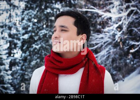 sciarpa rossa uomo asiatico Foto Stock