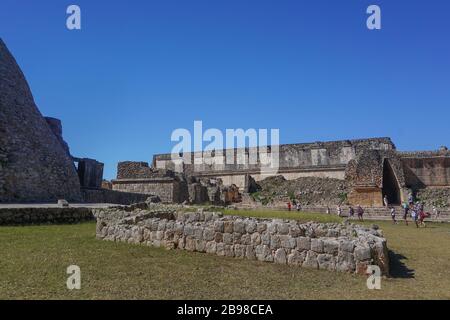 Uxmal, Messico: I turisti visitano la North Residential Plaza presso le antiche rovine Maya di Uxmal. Foto Stock