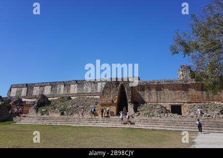 Uxmal, Messico: I turisti visitano la North Residential Plaza presso le antiche rovine Maya di Uxmal. Foto Stock