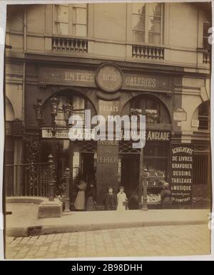 ATTRAVERSANDO IL PORTICO, GALLERIE D'INGRESSO PALAZZO REALE. 9 RUE DE BEAUJOLAIS, 1 ° distretto, PARIS Passage du Perron, entrée des Galeries du Palais Royal, 9 rue de Beaujolais. Parigi (Ier arr.), 1906. Photographie Photographie d'Eugène Atget (1857-1927) Paris, musée Carnavalet. Foto Stock