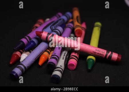 Una pila di pastelli Crayola da utilizzare per colorare o colorare Foto Stock