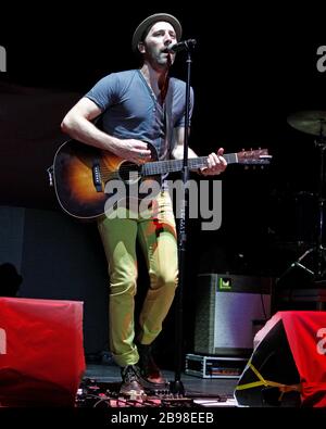 Il cantante e cantautore Mat Kearney si esibisce presso il Mizner Park Amphitheatre di Boca Raton, Florida. Foto Stock