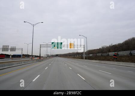 Montreal, Quebec, Canada, 13 marzo 2020. Autostrada deserta a causa della pandemia COVID-19 a Montreal.Credit:Mario Beauregard/Alamy News Foto Stock