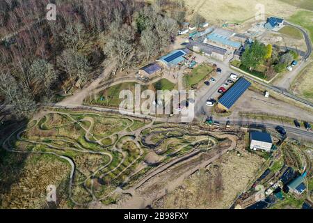Veduta aerea del drone di Comrie Croft mountain bike e campeggio centro Foto Stock