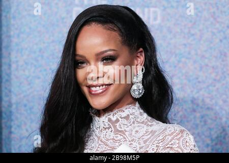 (FILE) la beneficenza di Rihanna dona 5 milioni di dollari per il soccorso pandemico globale Coronavirus COVID-19. L'organizzazione benefica di Rihanna, la Clara Lionel Foundation, ha donato 5 milioni di dollari per sostenere gli sforzi volti a combattere il nuovo coronavirus. MANHATTAN, NEW YORK CITY, NEW YORK, USA - 13 SETTEMBRE: Il cantante Rihanna (Robyn Rihanna Fenty) che indossa un vestito Alexis Mabille Couture e gioielli Chopard arriva al 4° ballo annuale Diamond di Rihanna a beneficio della Clara Lionel Foundation tenutasi a Cipriani Wall Street il 13 settembre 2018 a Manhattan, New York City, New York, Stati Uniti. (Foto di Xavier Collin/IMA Foto Stock