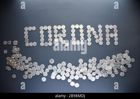 Un mucchio di monete americane con corona scritta da monete su sfondo nero isolato. Concetto durante l'epidemia del virus Corona in Cina e l'America interessa Foto Stock