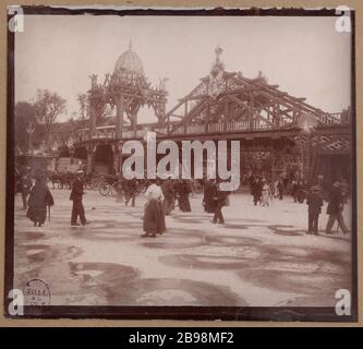 Passersby, esposizione universale del 1900, Champs de Mars, 7 ° distretto esposizione universelle de 1900. Passants sur le Champs-de-Mars. Parigi (VIIème arr.). Anonima fotografa. Tigre au gélatino-chlorure d'argent, 1900. Parigi, musée Carnavalet. Foto Stock