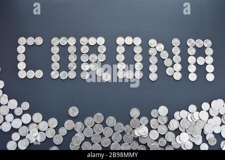 Un mucchio di monete americane con corona scritta da monete su sfondo nero isolato. Concetto durante l'epidemia del virus Corona in Cina e l'America interessa Foto Stock