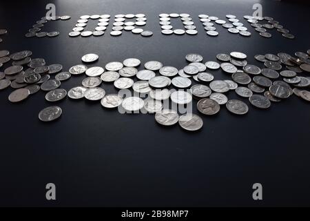 Un mucchio di monete americane con corona scritta da monete su sfondo nero isolato. Concetto durante l'epidemia del virus Corona in Cina e l'America interessa Foto Stock