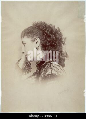 SARAH BERNHARDT PAR DELINTRUS 'arah Bernhardt de profil', attrice française (1844-1923). Photographie de Delintrus. Parigi, musée Carnavalet. Foto Stock