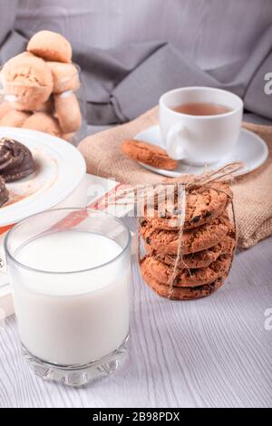 cioccolato, snack dolci e latte sul tavolo Foto Stock