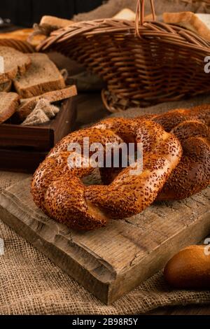 Bagel turchi con fette di pane nel cestino Foto Stock