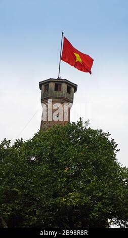 vecchia torre della bandiera di hanoi con bandiera vietnamita Foto Stock