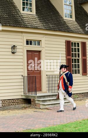 Interprete militare in costume coloniale di Williamsburg. Foto Stock