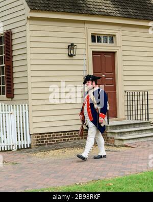 Interprete militare in costume coloniale di Williamsburg. Foto Stock