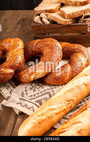 Baguette francese con bagel turchi e fette di pane in scatola Foto Stock