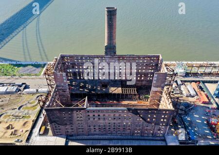 Brooklyn, New York - 17 febbraio 2020: Ex Domino Sugar Factory visto dal quartiere Williamsburg di Brooklyn, New York. Foto Stock