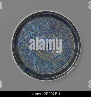 Specchio con motivi stilizzati di drago di uccelli. La patina è verde grigio., anonima, Cina, c.. -300 - c. -200, periodo degli stati di guerra, bronzo (metallo), d 16.4 cm × h 0.9 cm, Reimagined by Gibon, disegno di calda allegra luce di luminosità e di luminosità raggi di luce radianti. Arte classica reinventata con un tocco moderno. La fotografia ispirata al futurismo, abbracciando l'energia dinamica della tecnologia moderna, del movimento, della velocità e rivoluzionando la cultura. Foto Stock