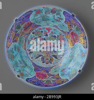 Piatto con un vaso di fiori e piante in fiore e cartigli floreali, piatto porcellana dipinta in underglaze blu e sullo smalto rosso e oro. Sul ripiano di un vaso di fiori con crisantemi e peonie, una stilizzata lotus sul vaso. La parete e edge sono suddivisi in sei scomparti alternativamente di piante fiorite dietro un recinto e peonie contro uno sfondo blu. La parete esterna con tre fiori spray. (Crisantemo, Prunus, peonia). Il fondo con proen. Il piatto è impostato in un telaio opaco. Imari., anonimo, Giappone, c. 1700 - c. 1750, Edo-periodo (1600-1868), porcellana (materiale), Cobalto (miniera Foto Stock