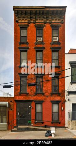 Vecchio edificio a piedi nel quartiere Williamsburg di Brooklyn, New York. Foto Stock