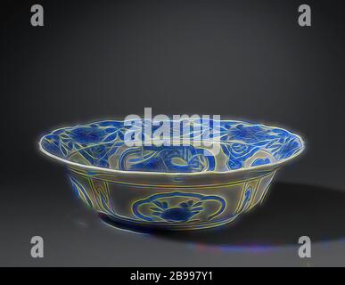 Klapmuts ciotola con preziosi e oggetti simbolici e fiore spray, Klapmuts vaso di porcellana con un bordo dentellato, dipinta in underglaze blu. Sul fondo di una raccolta di oggetti di antiquariato (scorrimento, di foglie di palma, vaso) e archi con fiocchi, la parete con quattro cartouches dentellato con lucky oggetti, tra la cartouches un ruyi motif, la frontiera interna con fiore vitigni, il bordo esterno con due volte un uccello su un impianto, la parete esterna con quattro cartouches dentellato con una pesca o ramo di fiori intervallati da vani rettangolari con un ruyi scettro. Il crack in porcellana blu e bianco., anonymo Foto Stock