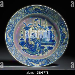 Piastra con antichità e draghi, piastra di porcellana dipinta in underglaze blu. Sul ripiano antiquariato (vasi, penne di pavone, libri, cartigli incensiere) e splendidi oggetti come una immagine di un drago su un cuscino e un pappagallo su un cavalletto, al confine con il tovagliolo lavori intervallati con cartouches lobata con un drago in bianco salvato in uno sfondo blu, sul lato inverso gli oggetti di valore (Diamond, perla, pietra musicale), Lucky simboli (shell) e un attributo del Otto Immortali (nacchere). Contrassegnato sul fondo con un marchio di sigillatura in un doppio cerchio. Due chip e una spaccatura nel bordo. Blue W Foto Stock