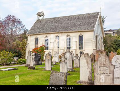 Fondata nel 1836, la Chiesa di Cristo a Russell, Nuova Zelanda, con il suo cimitero storico, è la più antica chiesa sopravvissuta del paese. Foto Stock