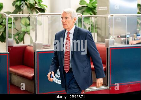 Il senatore statunitense Rob Portman (R-OH) cammina verso la Camera del Senato. Foto Stock
