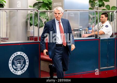Il senatore statunitense Rob Portman (R-OH) cammina verso la Camera del Senato. Foto Stock