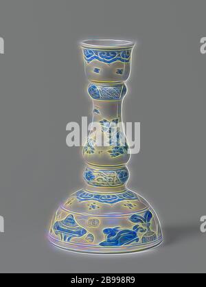 Coppia di candelieri Candelabro con antichità, fiore spray e cartigli floreali, candelabro di porcellana su un piede alto e balaustra-voce sagomato, dipinta in underglaze blu. Sul piede di una band con pezzi di antiquariato (avvolto qin, incenso bruciatore, vaso con penne di pavone, scettro, libri, cartigli go). Al di sopra e sul bordo di una band con motivi ruyi. Lo stelo con fiore spray (Aster, bella carnation) e farfalle. Al di sotto di un addensamento con vitigni floreali. Sotto il candelabro, un addensamento con 'rana gola dell' interrotta da cartouches con un fiore salvato in uno sfondo blu. Blu-bianco, un Foto Stock